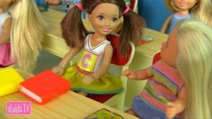 ВЫЛЕТАЕТ Из Школы, Склеила ЖВАЧКОЙ Книги Мультик Куклы Барби Игрушки Для девочек IkuklaTV