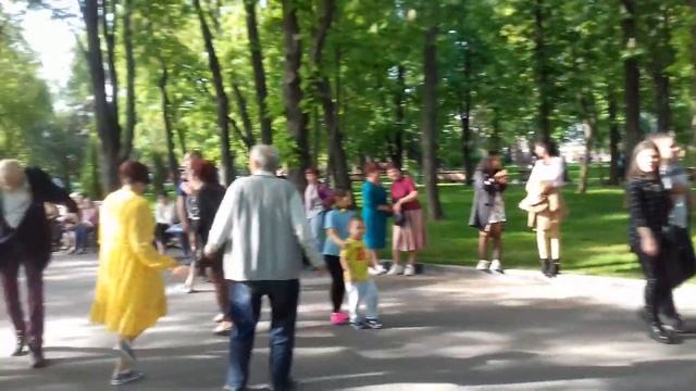 ЖЕНЩИНА, КОТОРАЯ ЛЮБИТ!!! Танцы в Саду Шевченко!!! Харьков Май 2021 смотреть онлайн