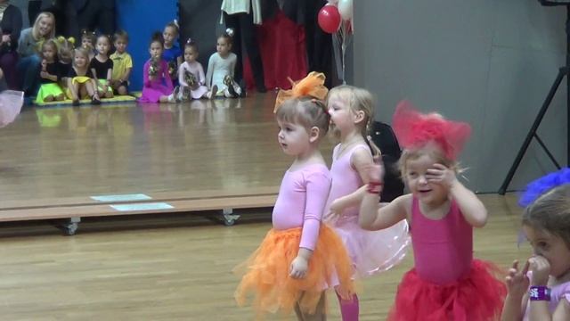 Первое выступление на сцене. Танцы. смотреть онлайн