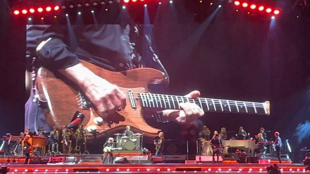 Tom Hanks & Rita Wilson sing Because the night at Bruce Springsteen show in Barcelona April 30, 202 смотреть онлайн