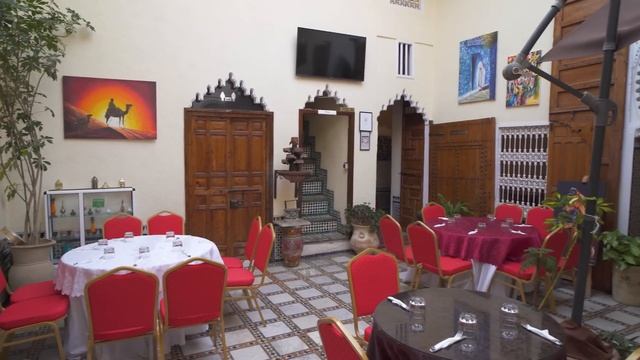 ULTIMATE Street Food Tour in Rabat, Morocco - MASSIVE MOROCCAN COUSCOUS + MERGUEZ SAUSAGE & COW HEA смотреть онлайн