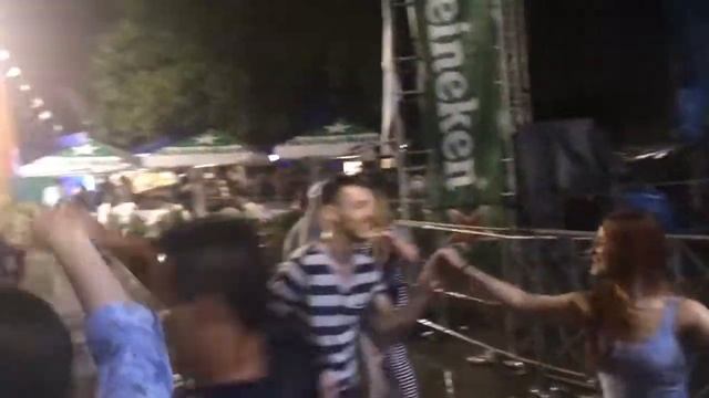 Когда целый стадион кубинцев тебе подпевает)) Сальса под дождем в Гаване, Куба смотреть онлайн