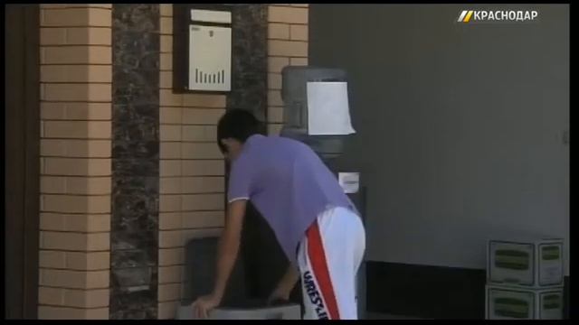 На ул. Новокузнечной в Краснодаре установили кулер для прохожих смотреть онлайн