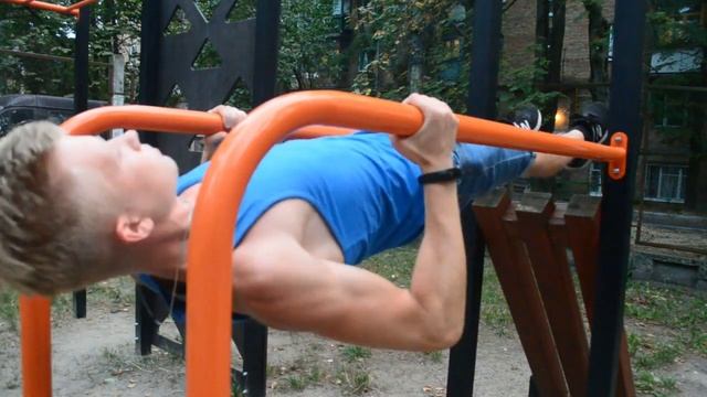 Как накачать спину на ПЛОЩАДКЕ. Лучшие упражнения на турниках и брусьях