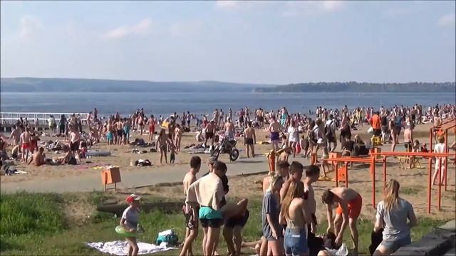 В понедельник, на пляже КамГЭС, народу тьма-тьмущая ! смотреть онлайн