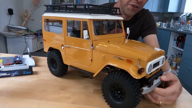 FMS Toyota FJ40 Unboxing And First Look. 1/10 Scale RC Truck.