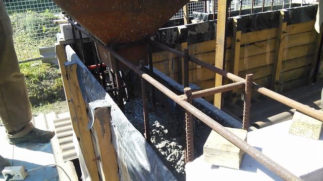 Заливка второго слоя стены цокольного этажа. Бетонирование стен. Монолитный дом смотреть онлайн