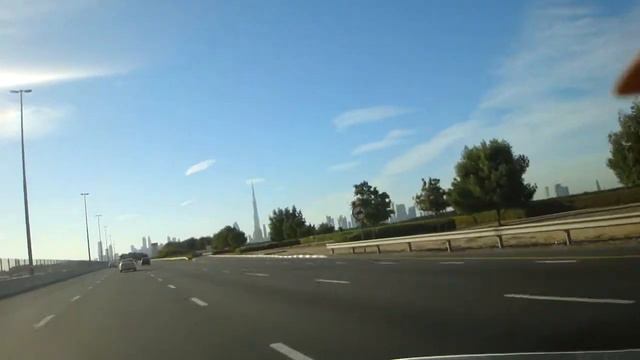 На поъезде к Дубай. Бурж Халиф. Вид из автомобиля. смотреть онлайн