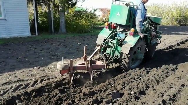 Вспашка огорода полноприводным мини трактором смотреть онлайн