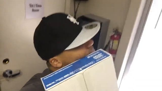 When UPS delivers your new DVD player смотреть онлайн