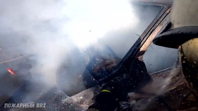 Глазами МЧС_ тушение автомобиля с газовым баллоном внутри смотреть онлайн