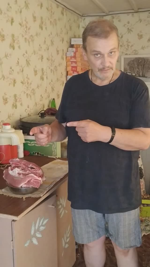 Заготавливаем компоненты для горохового супа