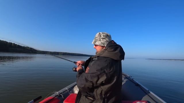 ОЧЕНЬ УДИВИЛИСЬ, увидя пустую лодку посреди реки без хозяина. Рыбалка 2023 смотреть онлайн