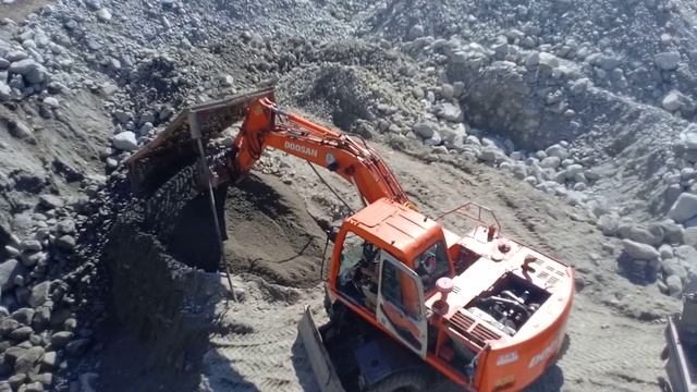 Doosan140 Wheels Excavator Machine 2000 Model Extrict Gravel And Load Gravel | Excavators Fans смотреть онлайн