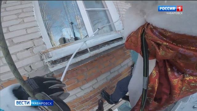 Промышленные альпинисты вручили подарки хабаровским детям прямо в окна квартир смотреть онлайн