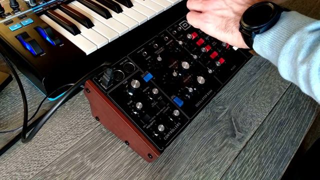 Behringer Model D + Novation Bass Station ll sequencer смотреть онлайн