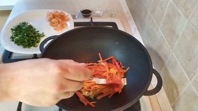 Лапша Вок с креветками и овощами смотреть онлайн