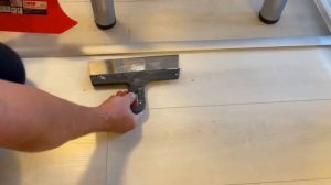 Демонтаж порога со скрытым креплением. Как снять порог и не сломать?