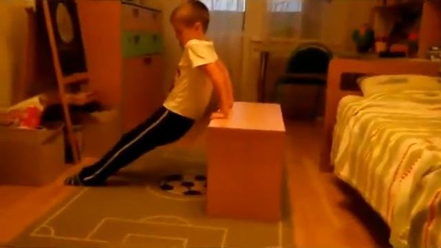 Спортивная пятиминутка#4( Отжимание и подтягивание на брусьях) смотреть онлайн