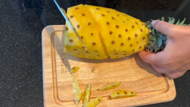 Как же всё таки почистить АНАНАС??)) В Таиланде ананасы чистят только так!