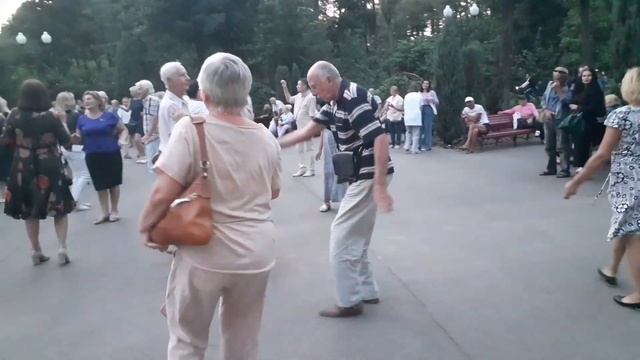 А Я РЕВНУЮ ТЕБЯ! ЛЕТО 2021 ТАНЦЫ В ПАРКЕ ГОРЬКОГО ХАРЬКОВ смотреть онлайн