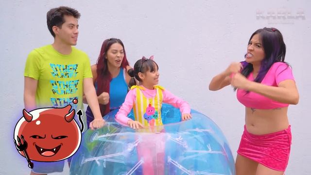 NO EMPUJES LA CAJA DE CARTÓN INCORRECTA A LA ALBERCA 😰| Karla Bustillos смотреть онлайн