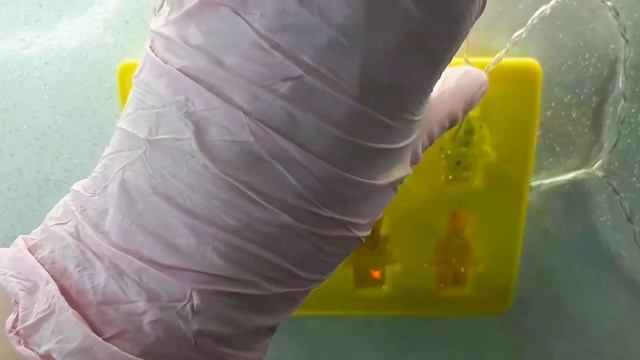 Поделки из эпоксидной смолы своими руками /Гирлянда лего человечки/Garland from epoxy resin смотреть онлайн