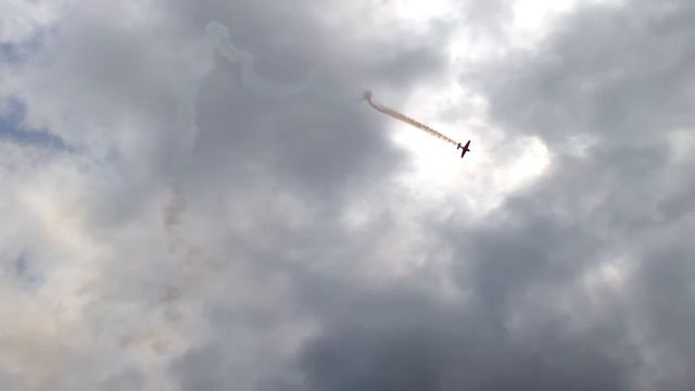 Выступление пилотажной группы "Первый полёт".mp4 смотреть онлайн