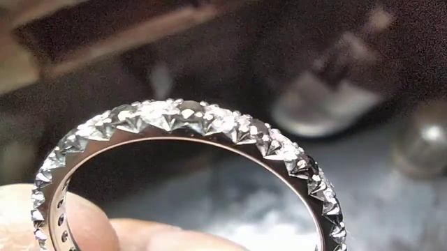 Кольцо из белого золота с черными и белыми бриллиантами. смотреть онлайн