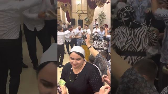 Дагестанская свадьба , жених приглашает маму на танец 17.07.22г смотреть онлайн