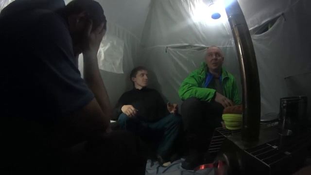 Первый мороз, а мы в лес с палатками (Лотос 3 и БД-2) и печками (Сопутник и Экономка Малая) смотреть онлайн