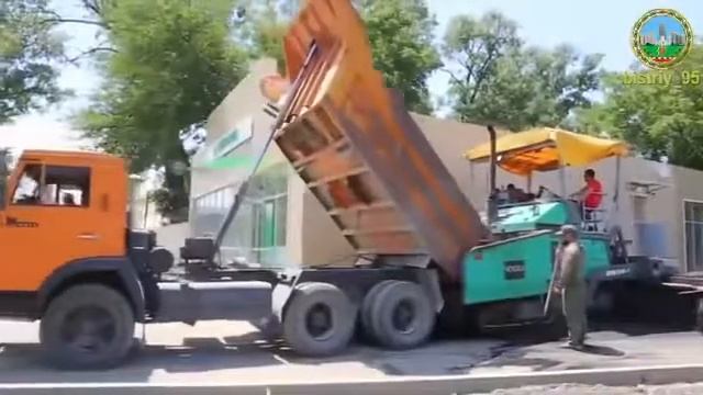 Рабочие ведут работы по укладке асфальта перед Сбербанком смотреть онлайн