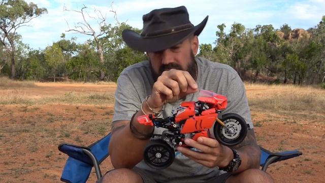 LEGO Technic 42107 - Mit der Ducati Panigale V4 R im australischen Outback... смотреть онлайн