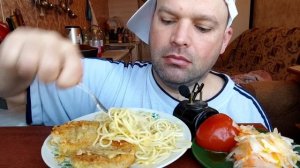 Кушаю макароны и котлеты