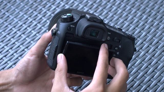 Tinhte.vn - Trên tay máy ảnh Sony RX10 Mark III смотреть онлайн