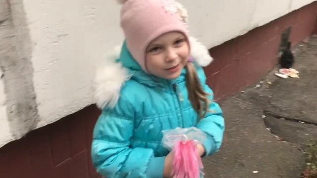 ИДЕМ КОРМИТЬ КОТЯТ Голодные котята Детский канал Ваша Алиса Для детей смотреть онлайн