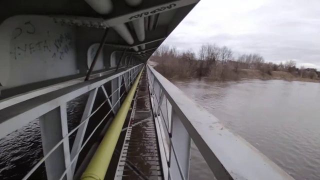 Пранк мост шатается сейчас он упадёт от половодия на реке Клязьма в Подмосковье смотреть онлайн