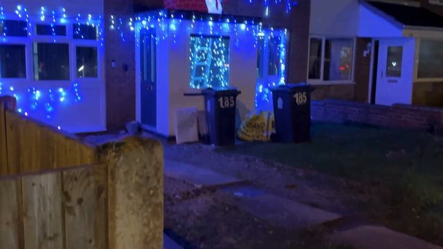 Christmas atmosphere on a cute walk about to find the BEST Christmas lights. смотреть онлайн