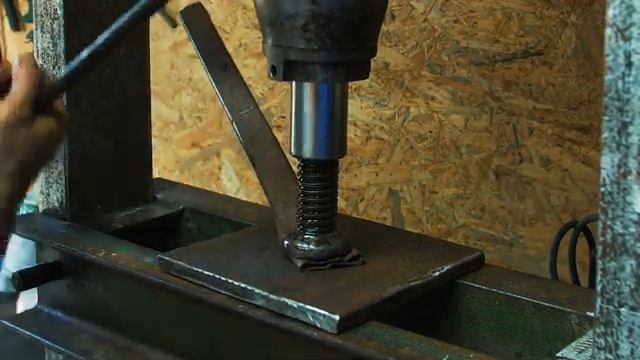 БЕЗ ЭТОГО НИКАК В МАСТЕРСКОЙ! Пресс из домкрата своими руками | DIY смотреть онлайн