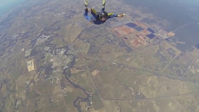 У парня начались судраги во время прыжка с парашюта смотреть онлайн