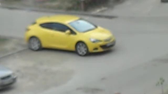 популярный автомобиль желтого цвета у поворота дороги смотреть онлайн