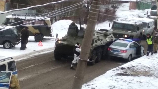 В Ярославле БТР прижал автомобиль ДПС смотреть онлайн