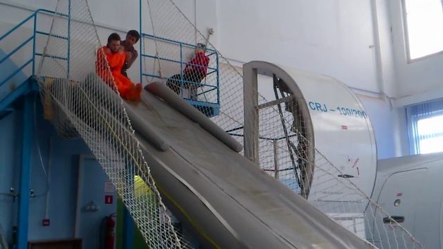 Как Правильно Скатываться По Трапу Самолёта смотреть онлайн