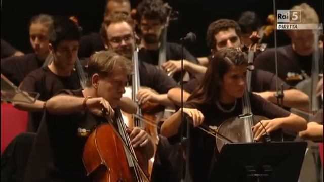 Giovanni Sollima & 100 Cellos, "Hallelujah" by Leonard Cohen смотреть онлайн