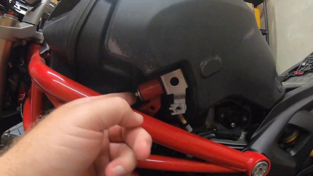 Batterie wechseln Ducati Monster 1100 Evo| Yuasa Batteries смотреть онлайн