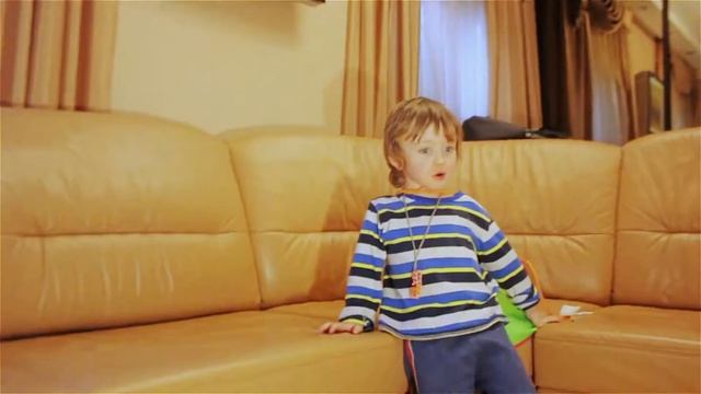 Играем в машинку Трек машинка едет по спирали смотреть онлайн