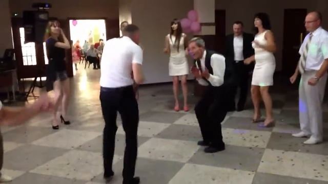 Дед (81 год) и внук танцуют на свадьбе (Малорита 2013) смотреть онлайн