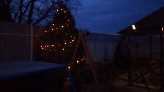 Южная новогодняя елочка. Наряжаем тую на улице // Southern Christmas Tree смотреть онлайн