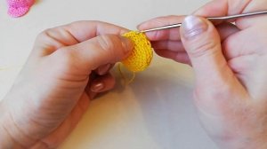 Вяжем крючком игрушку, брелок- бейсболку (шапочку, кепку). МК