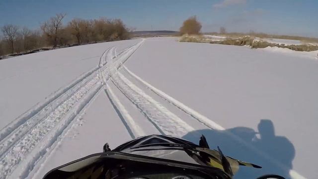 Запоздалое видео зимнего катания по реке на снегоходе смотреть онлайн